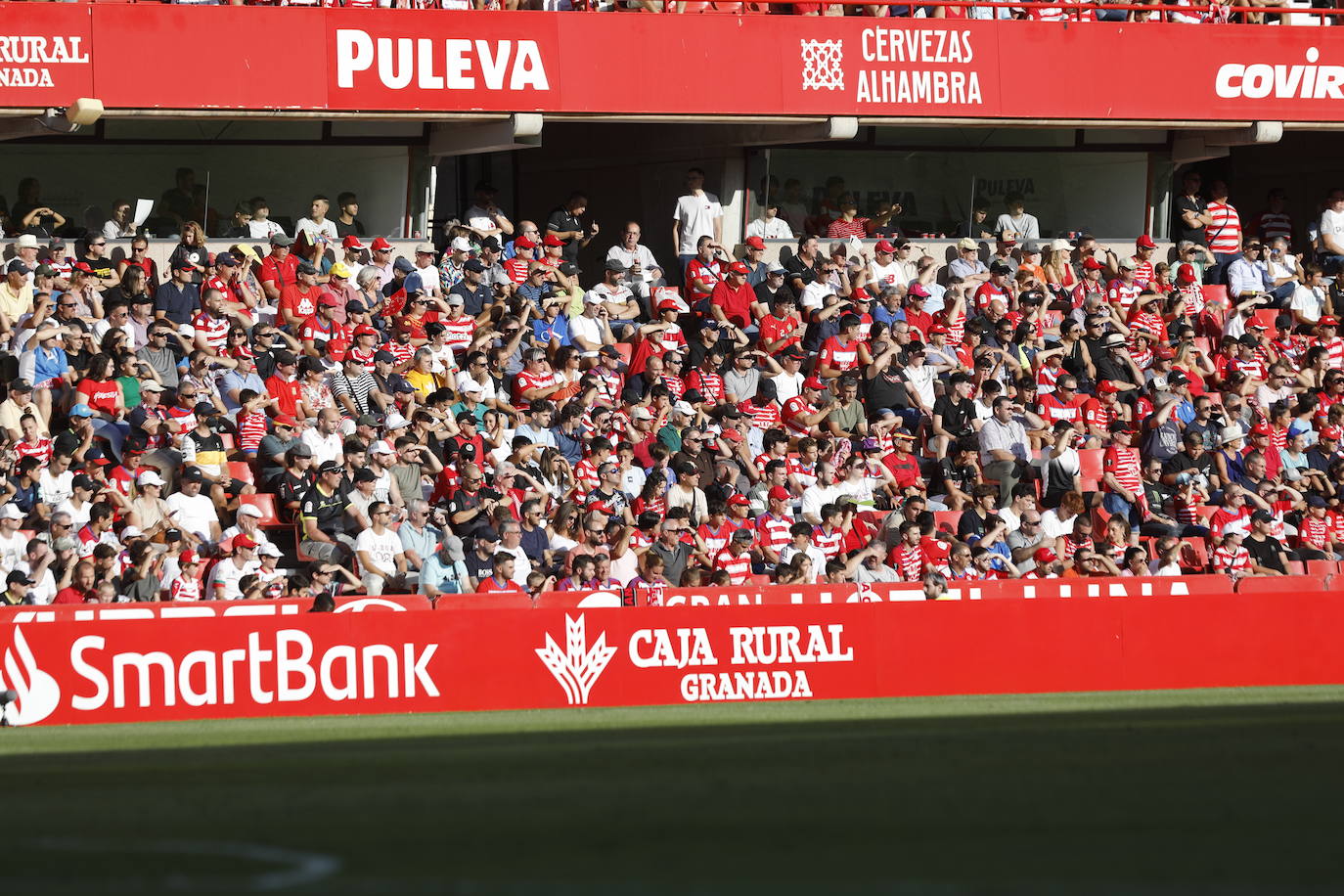 Ambiente en las gradas de Los Cármenes