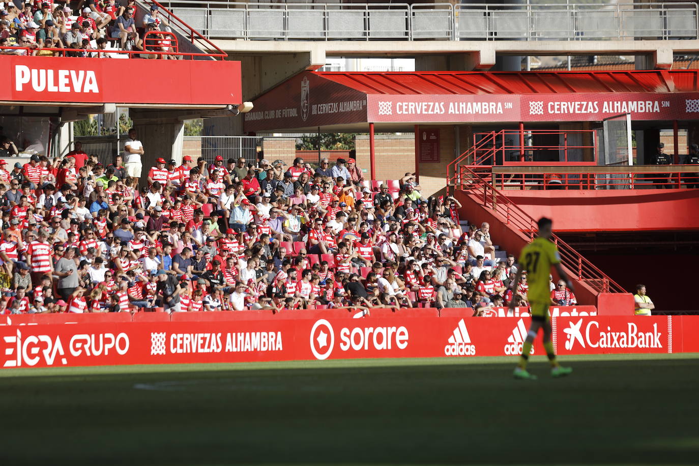 Ambiente en las gradas de Los Cármenes
