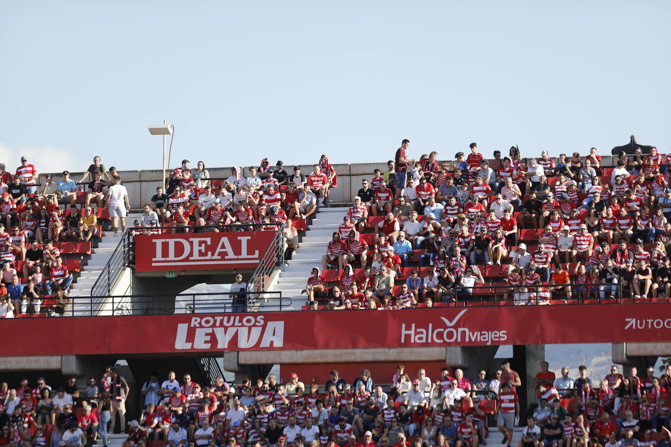 Ambiente en las gradas de Los Cármenes