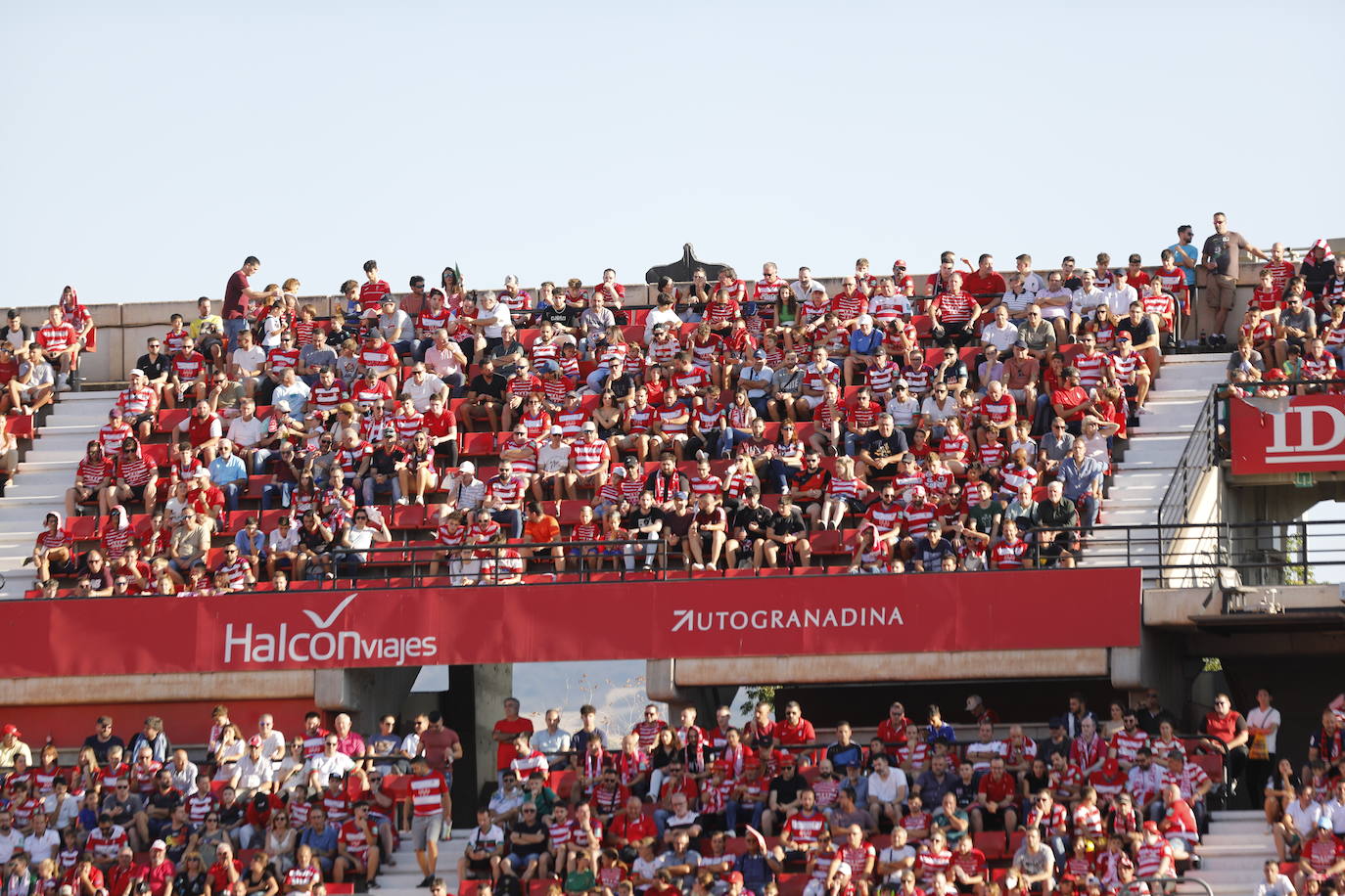 Ambiente en las gradas de Los Cármenes