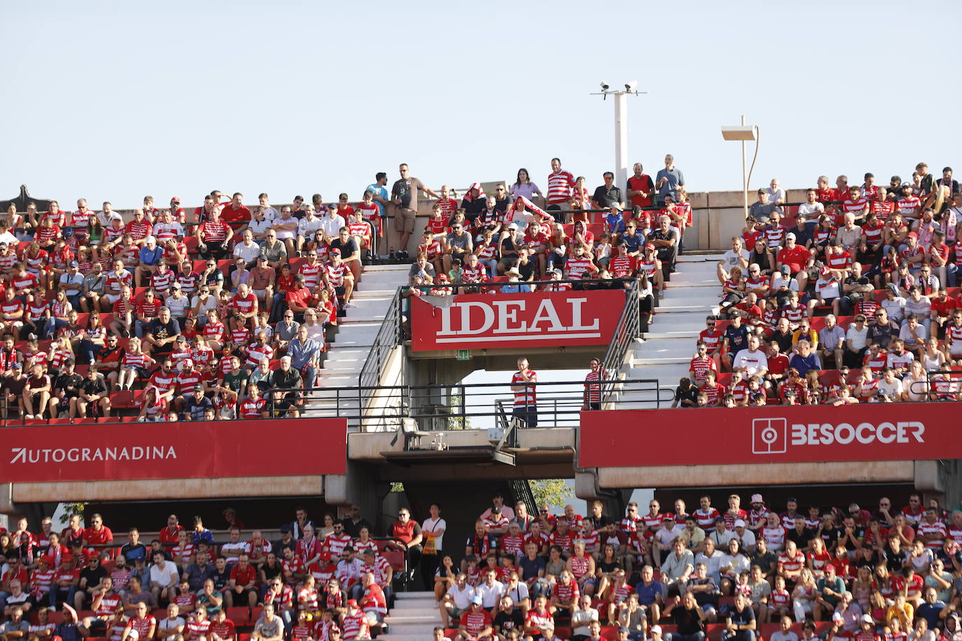 Ambiente en las gradas de Los Cármenes