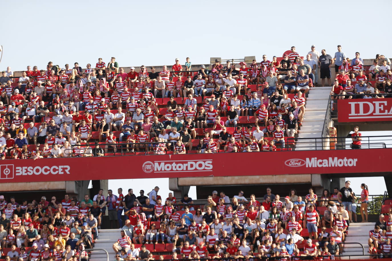 Ambiente en las gradas de Los Cármenes