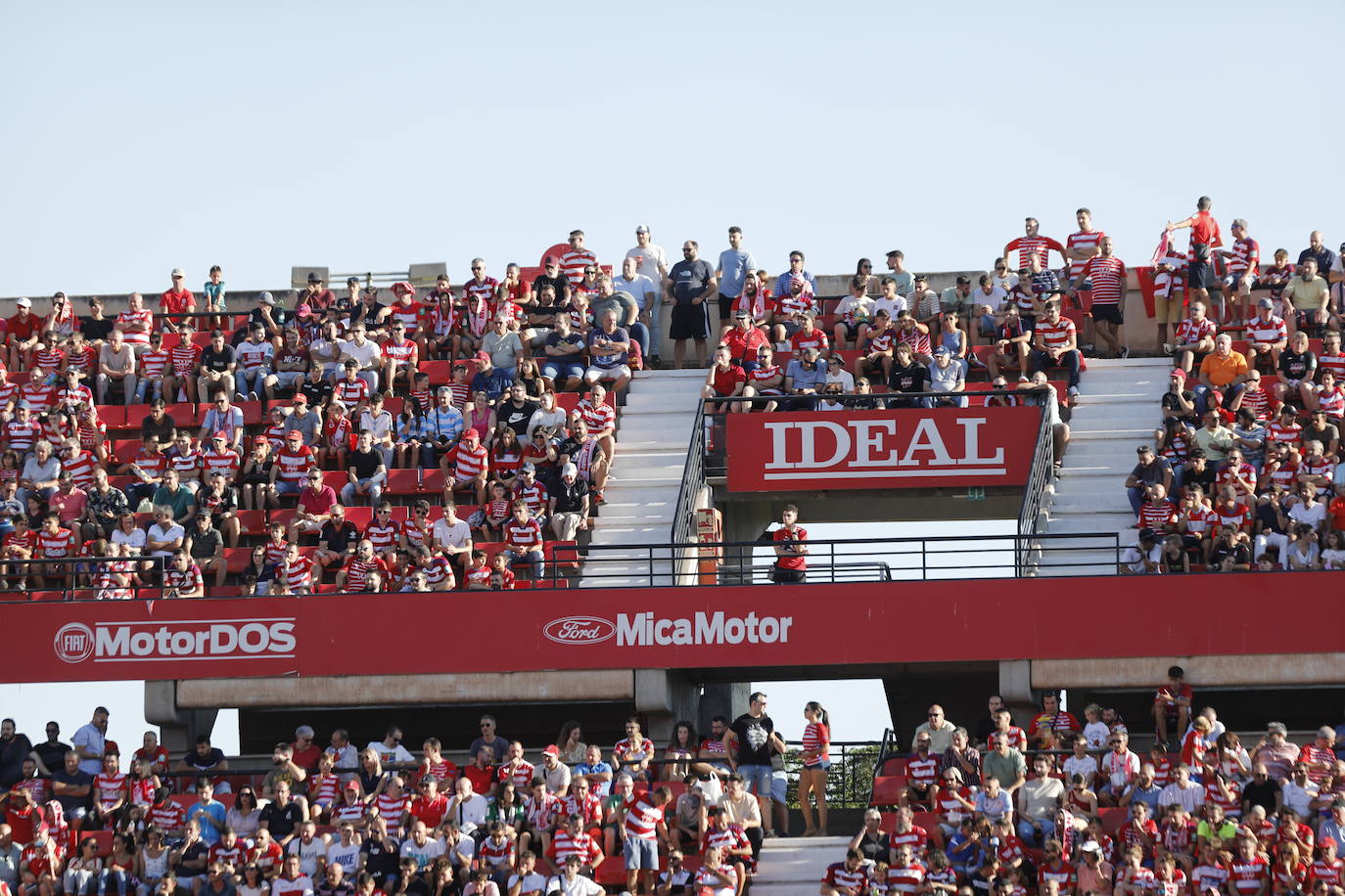 Ambiente en las gradas de Los Cármenes