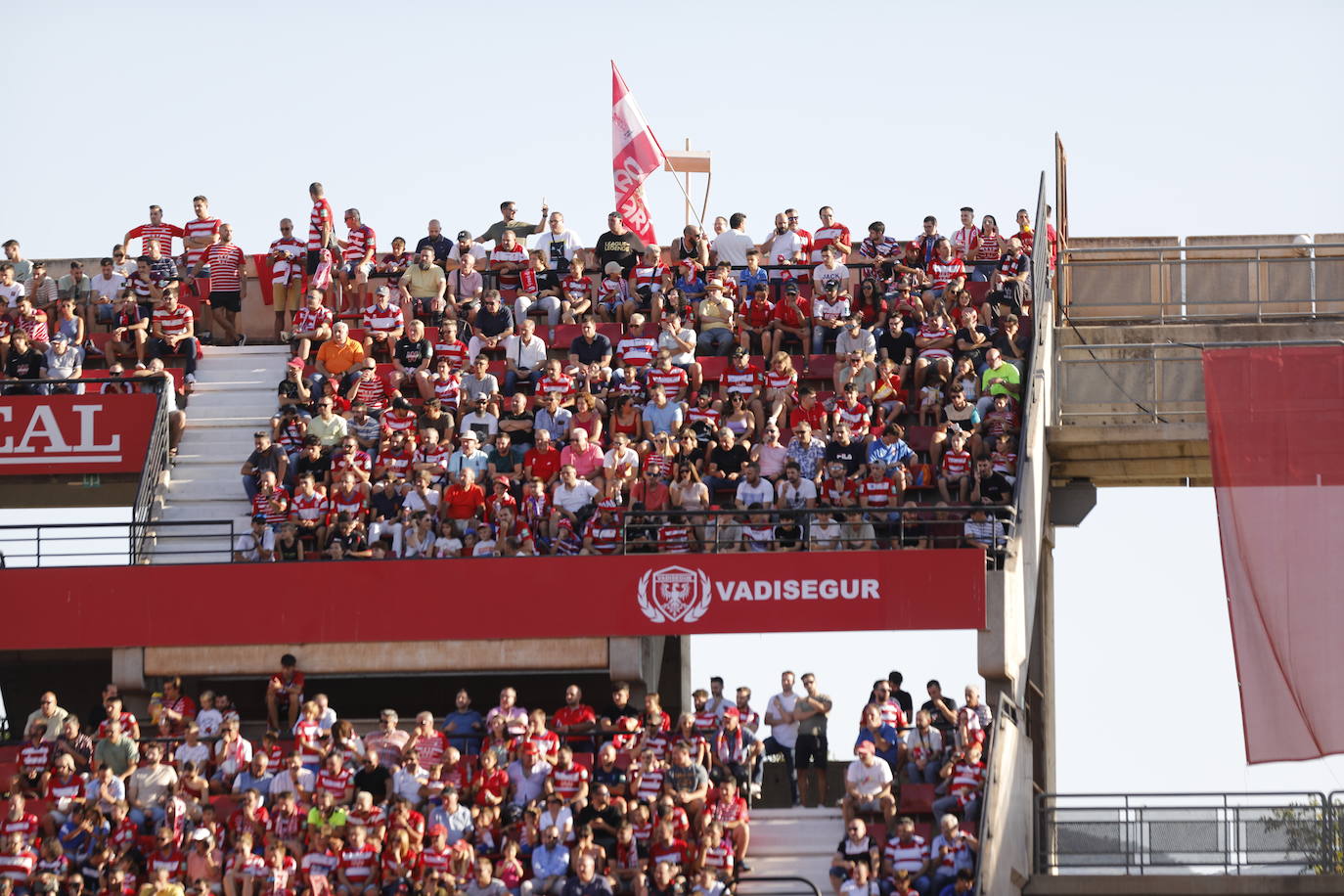 Ambiente en las gradas de Los Cármenes
