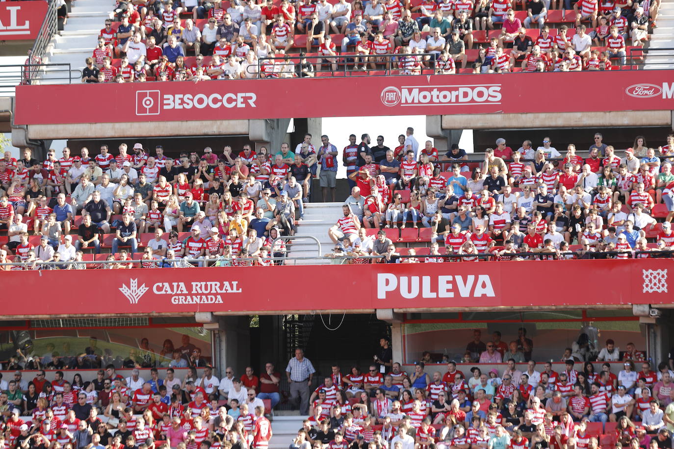 Ambiente en las gradas de Los Cármenes