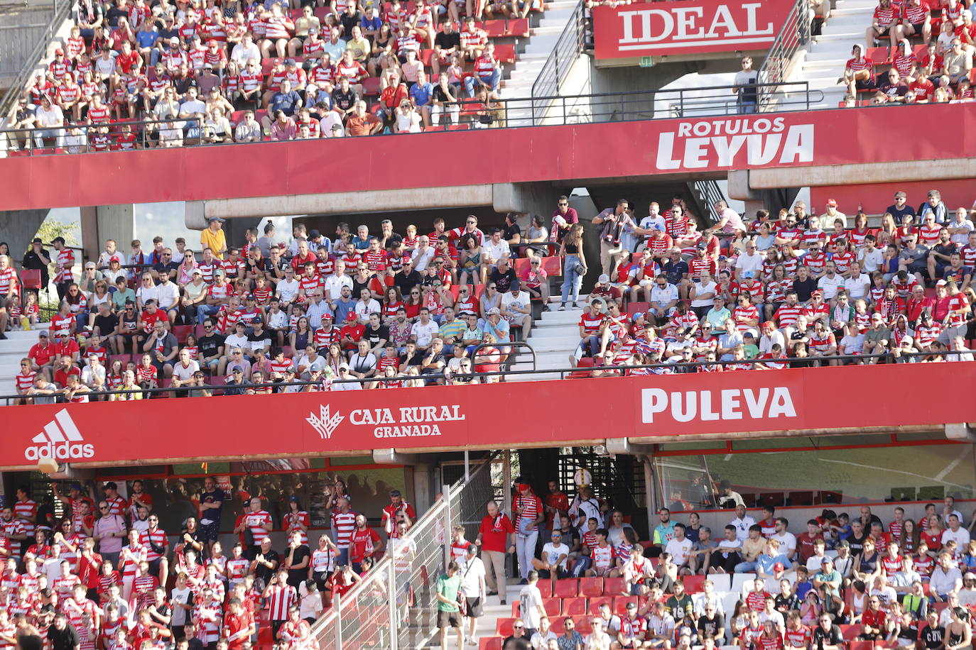 Ambiente en las gradas de Los Cármenes