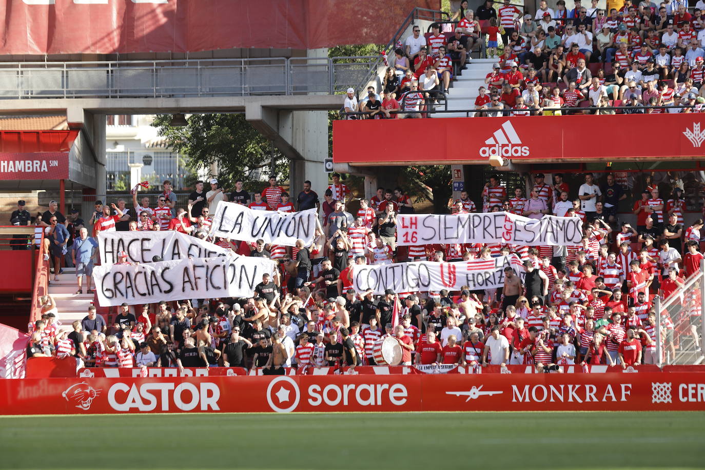 Ambiente en las gradas de Los Cármenes