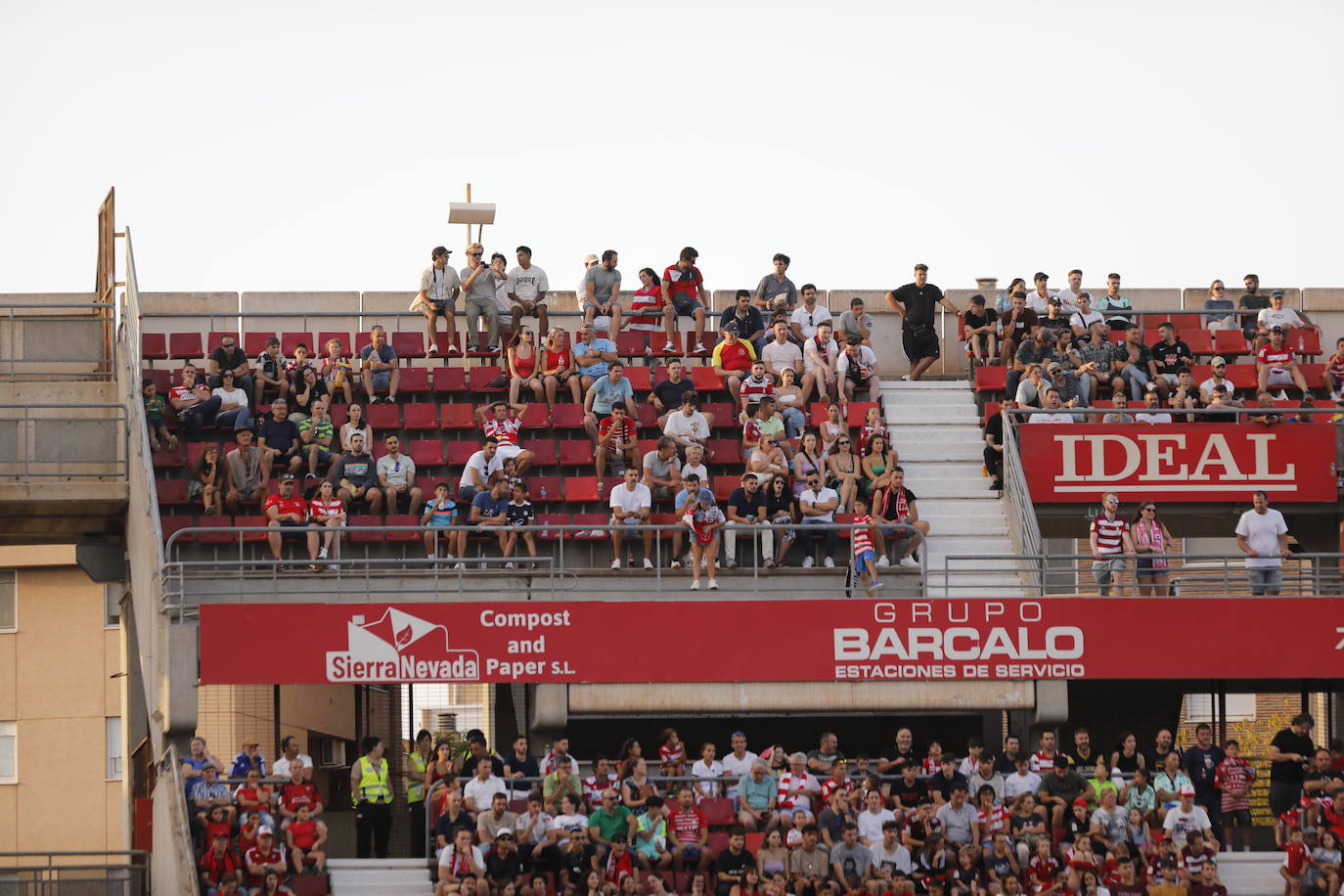 Ambiente en las gradas de Los Cármenes