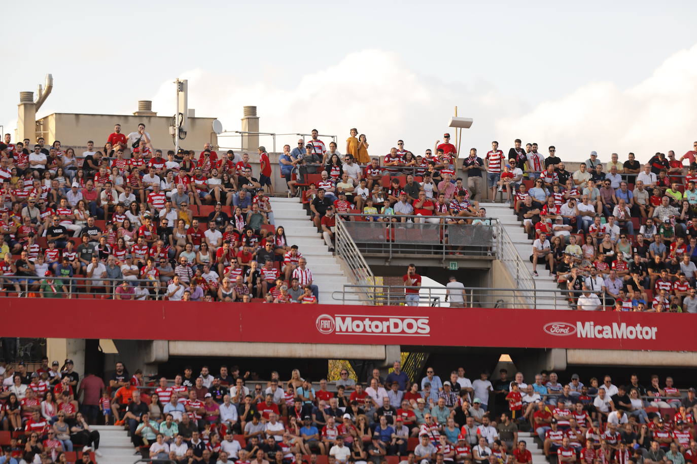 Ambiente en las gradas de Los Cármenes