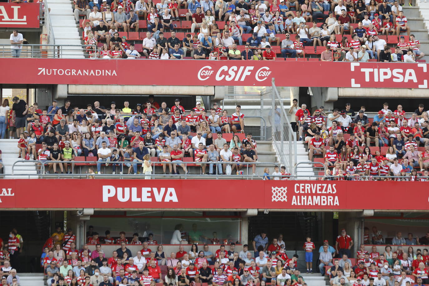 Ambiente en las gradas de Los Cármenes