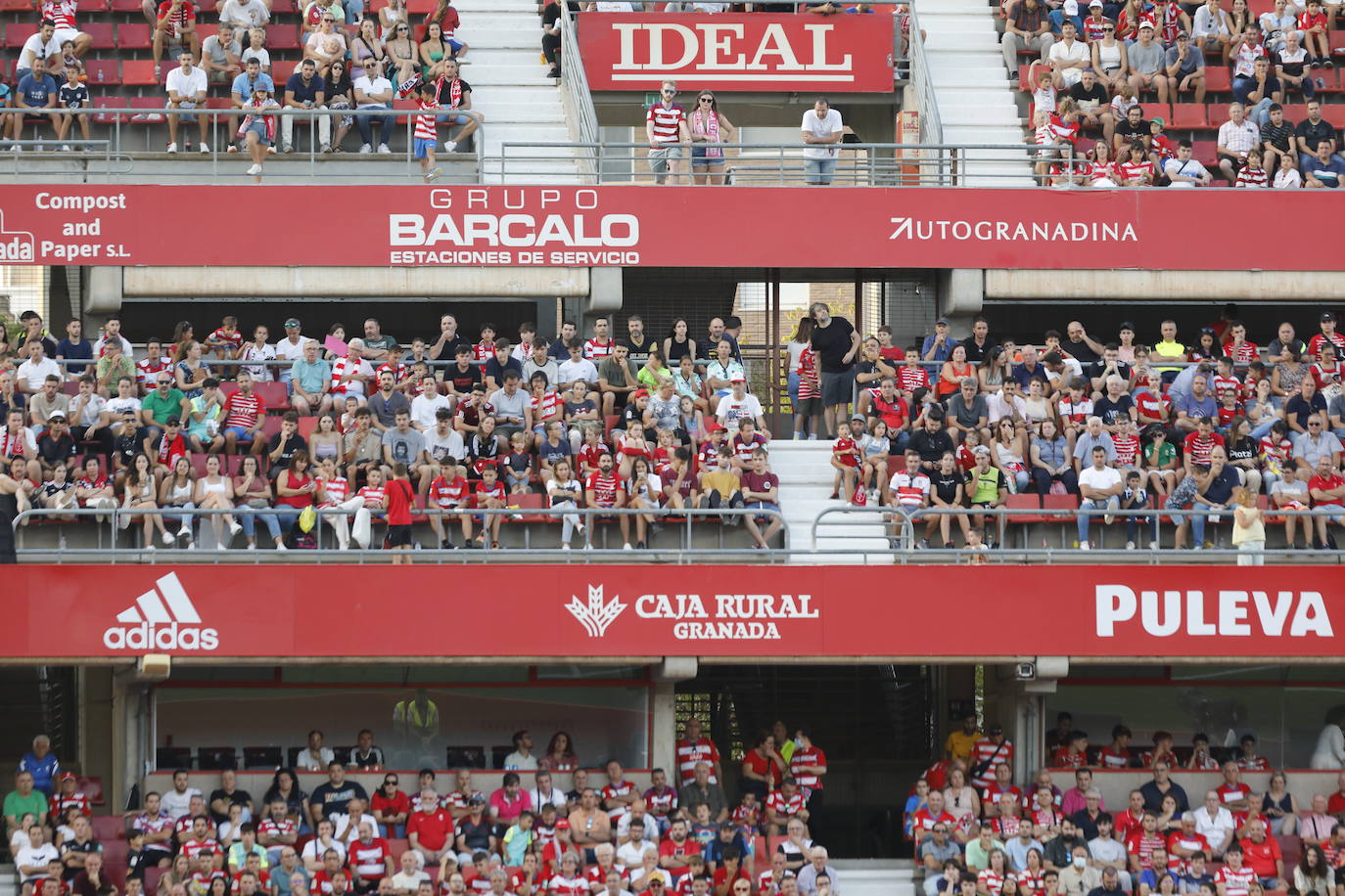 Ambiente en las gradas de Los Cármenes