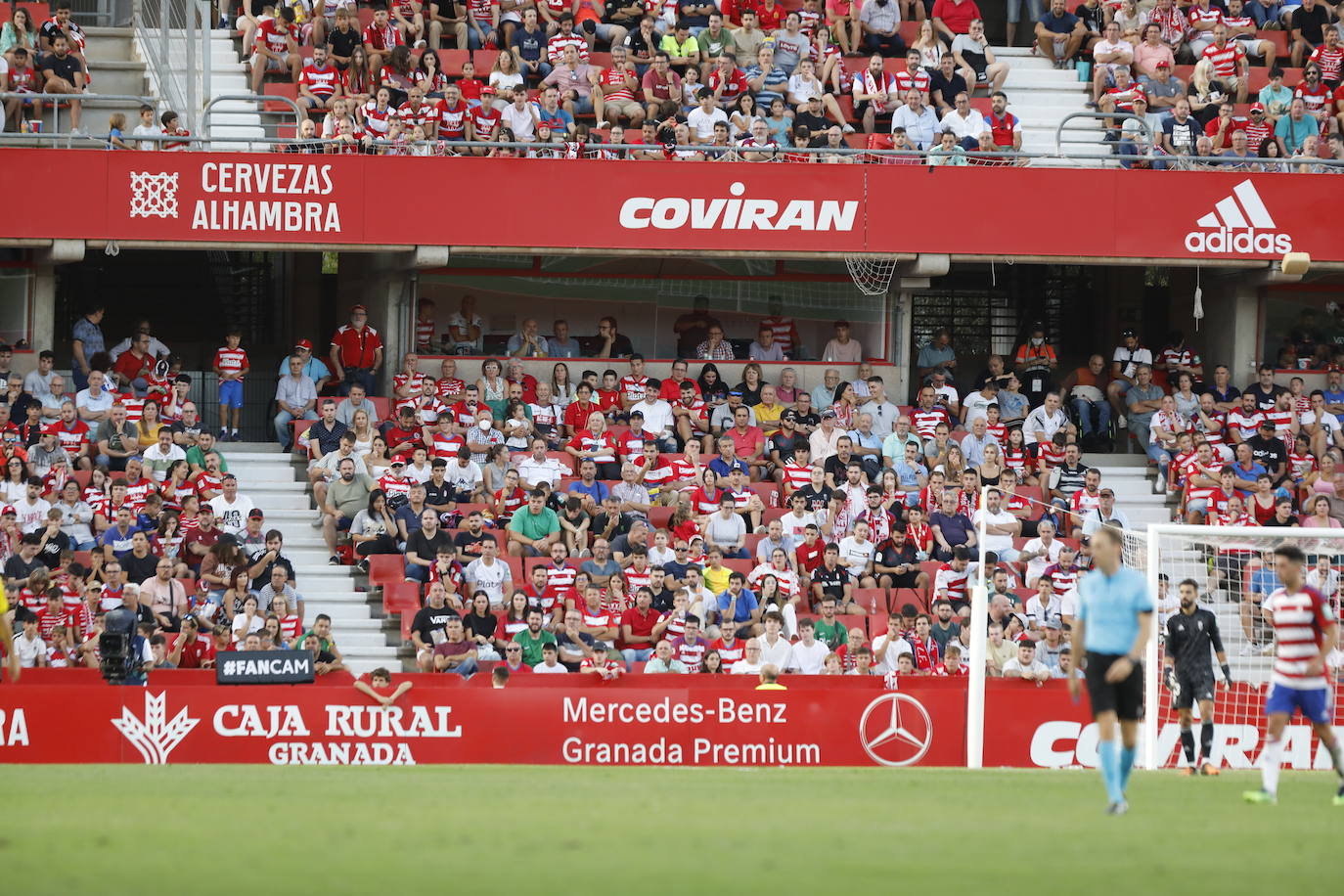Ambiente en las gradas de Los Cármenes