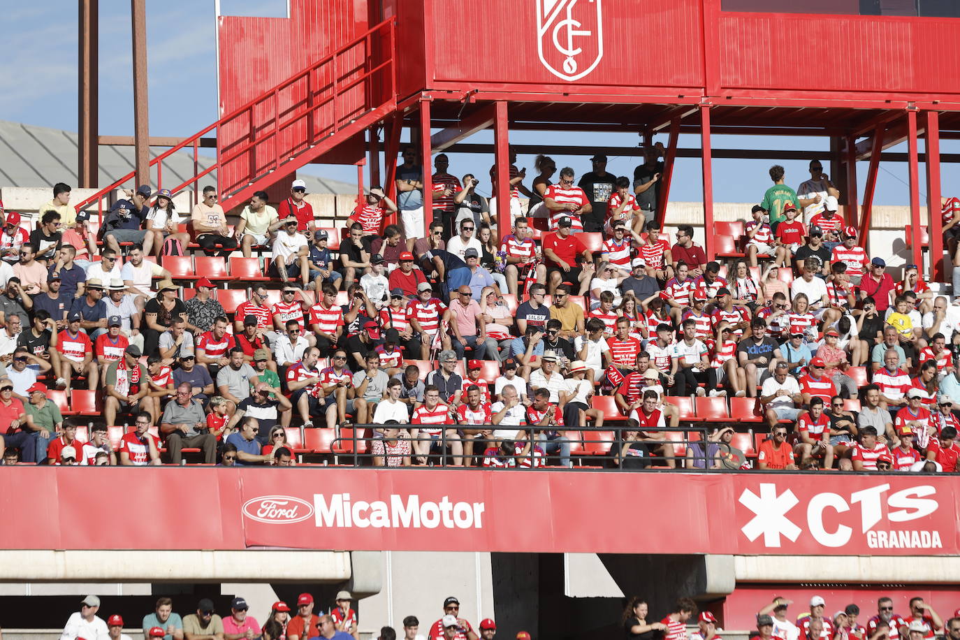 Ambiente en las gradas de Los Cármenes