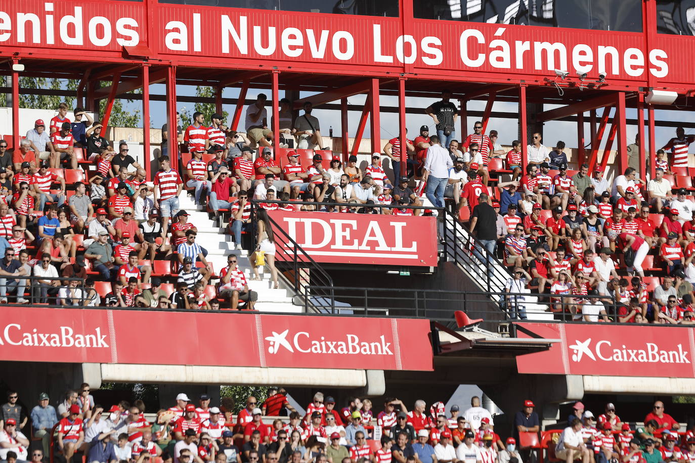 Ambiente en las gradas de Los Cármenes