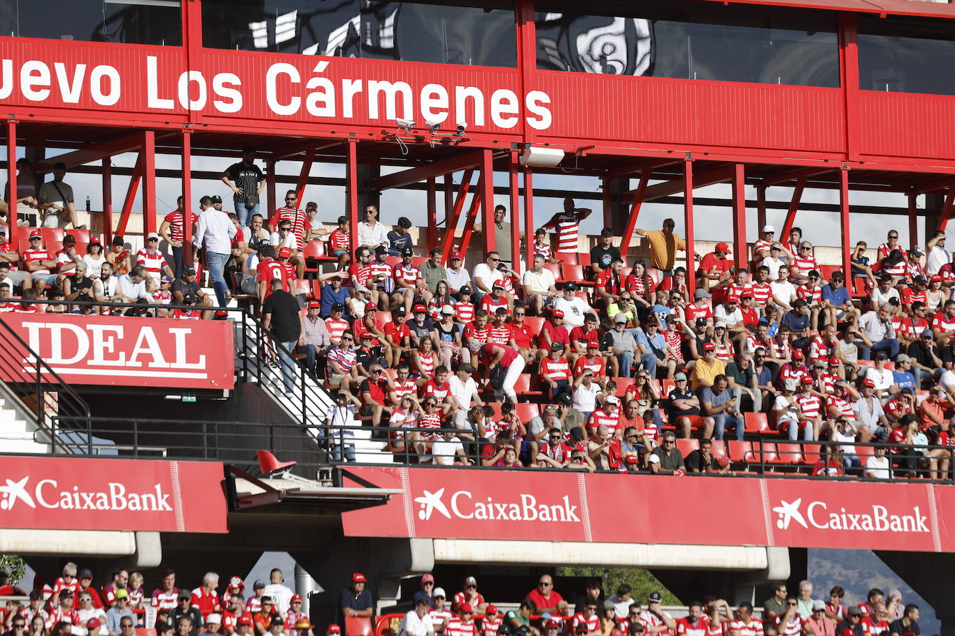 Ambiente en las gradas de Los Cármenes