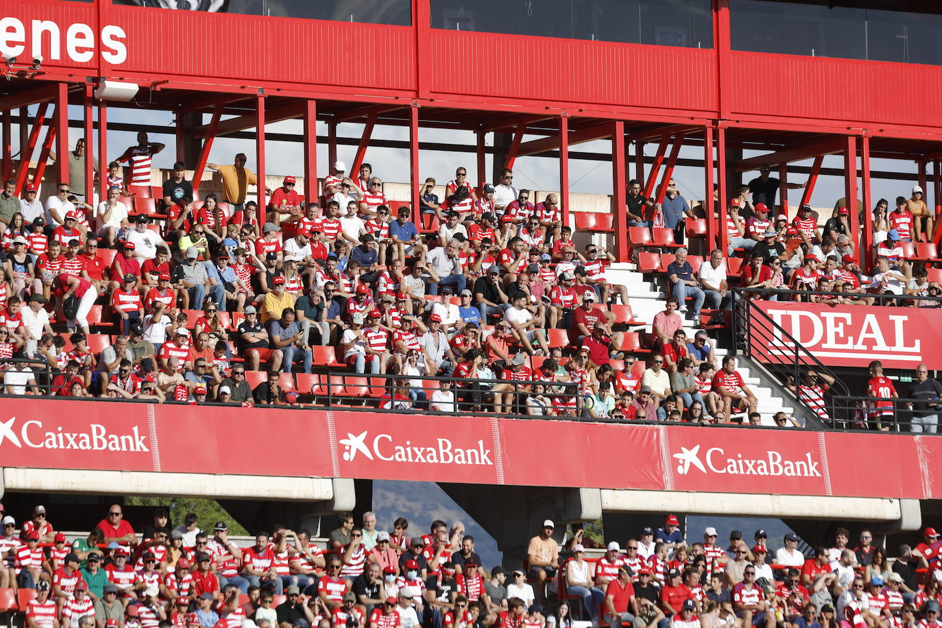 Ambiente en las gradas de Los Cármenes