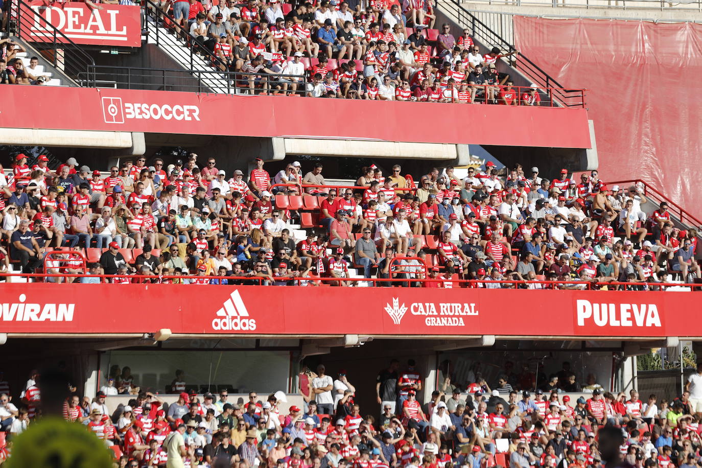 Ambiente en las gradas de Los Cármenes