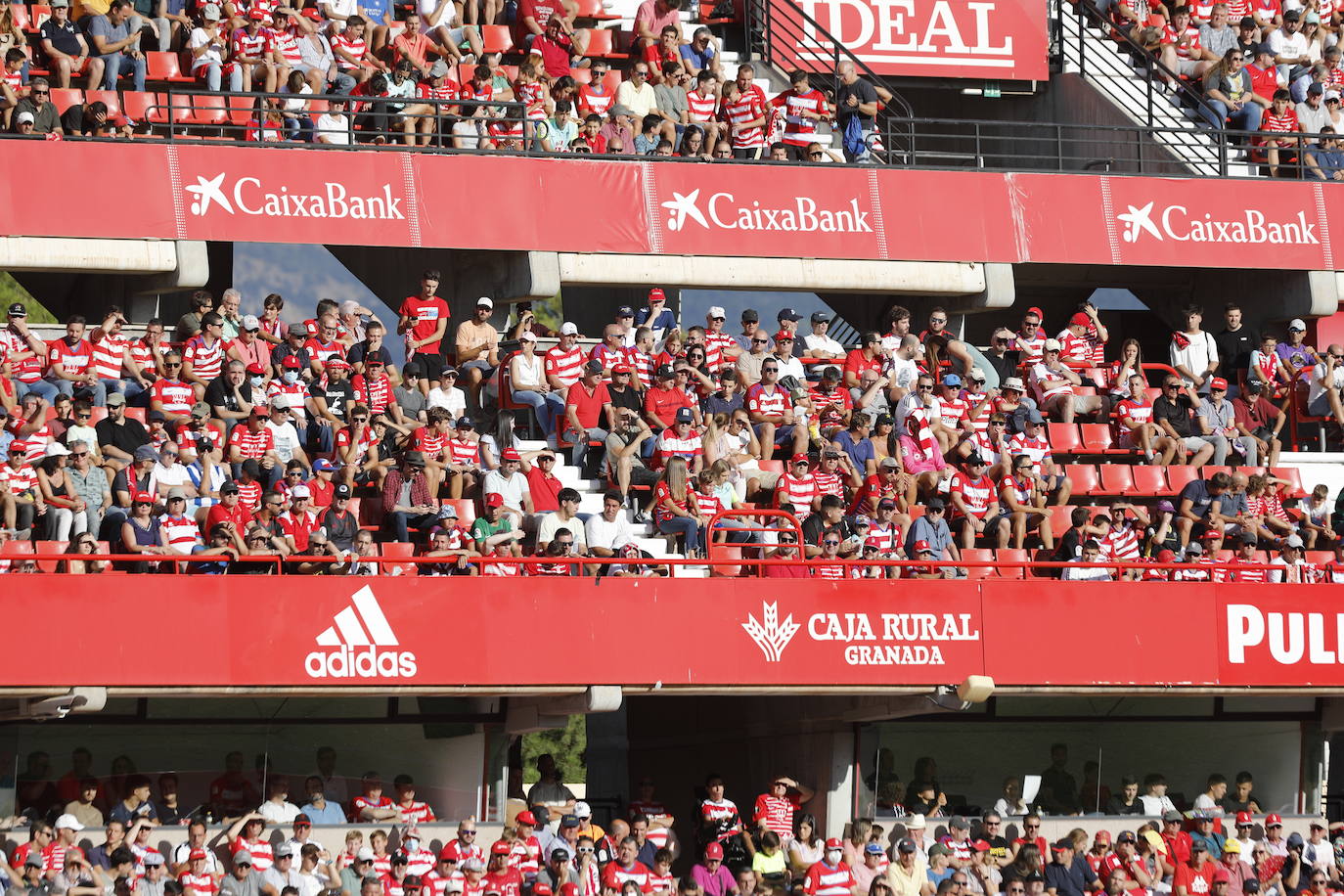 Ambiente en las gradas de Los Cármenes