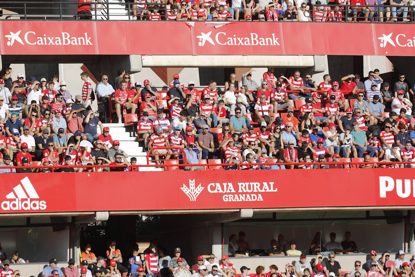 Ambiente en las gradas de Los Cármenes