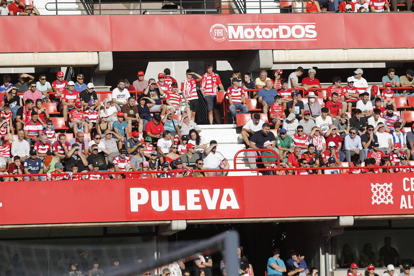 Ambiente en las gradas de Los Cármenes