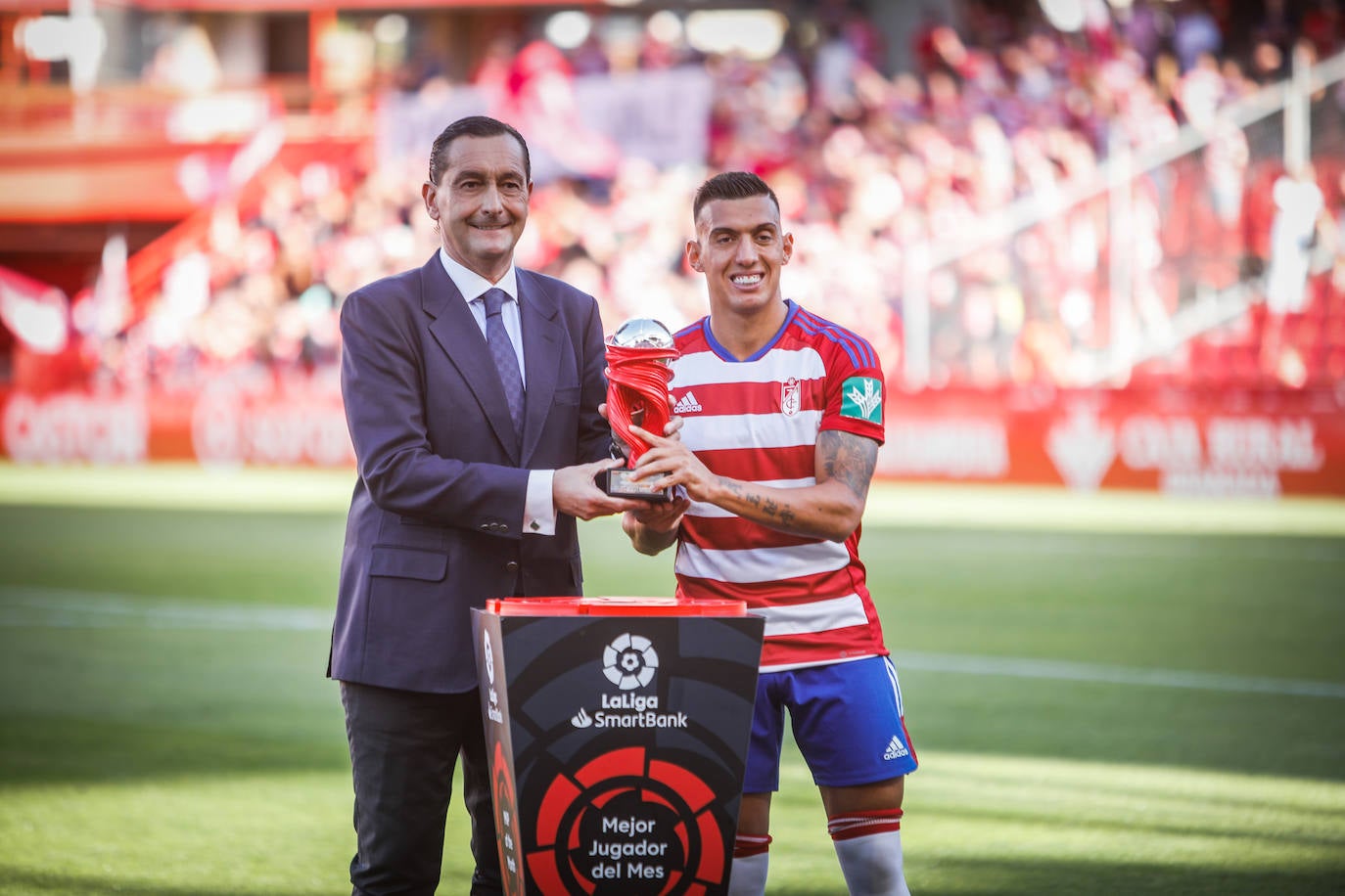 Alfredo García Amado entrega a Myrto Uzuni el trofeo al MVP de agosto. 