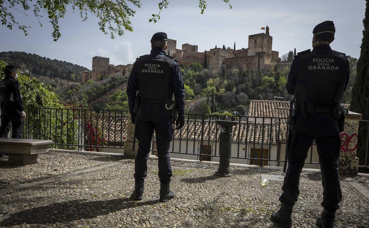 Una pareja de la Policía Local patrulla por el Albaicín.