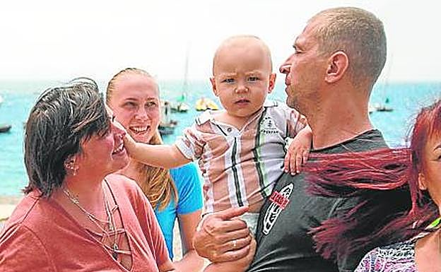 Irina y su familia. Aparecen con Luba, una de las traductoras del centro.