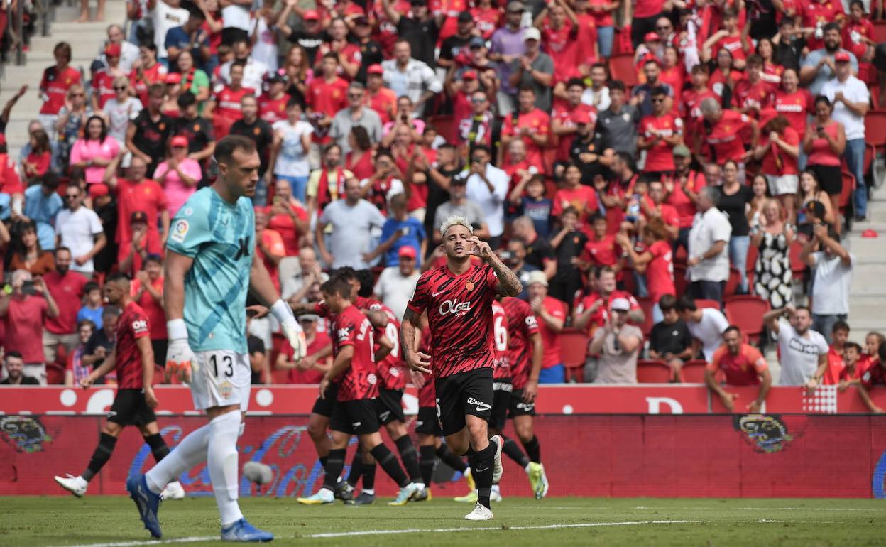 Fernando lamenta el gol que celebra Maffeo. 