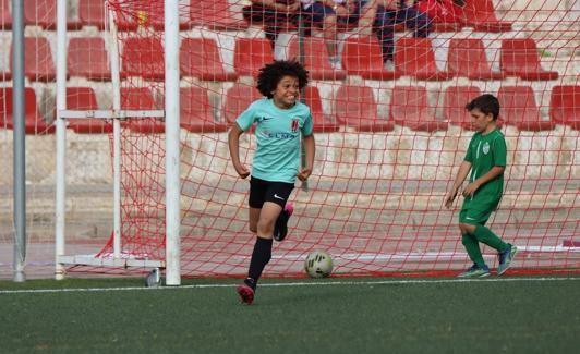 Un jugador de Tecnificación Granada celebra un gol durante la Granada Fútbol Cup. 