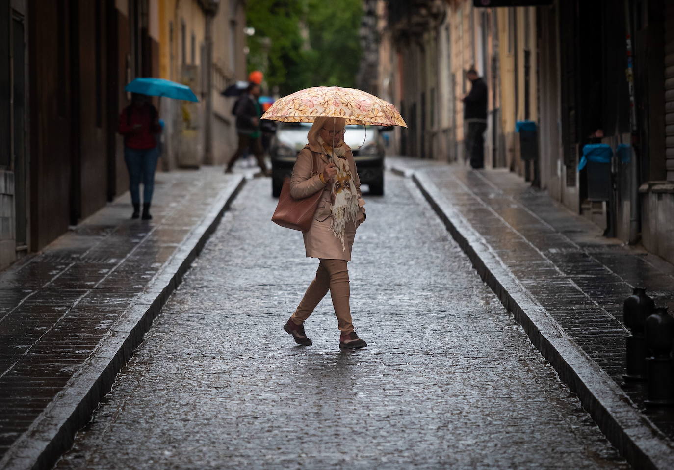 Una mujer pasea bajo la lluvia.