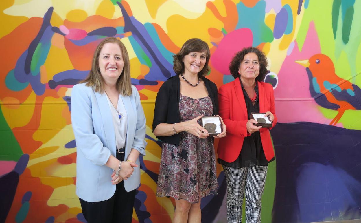 Remedios Sánchez, Maribel Cabrera y Pilar Aranda, en el acto.