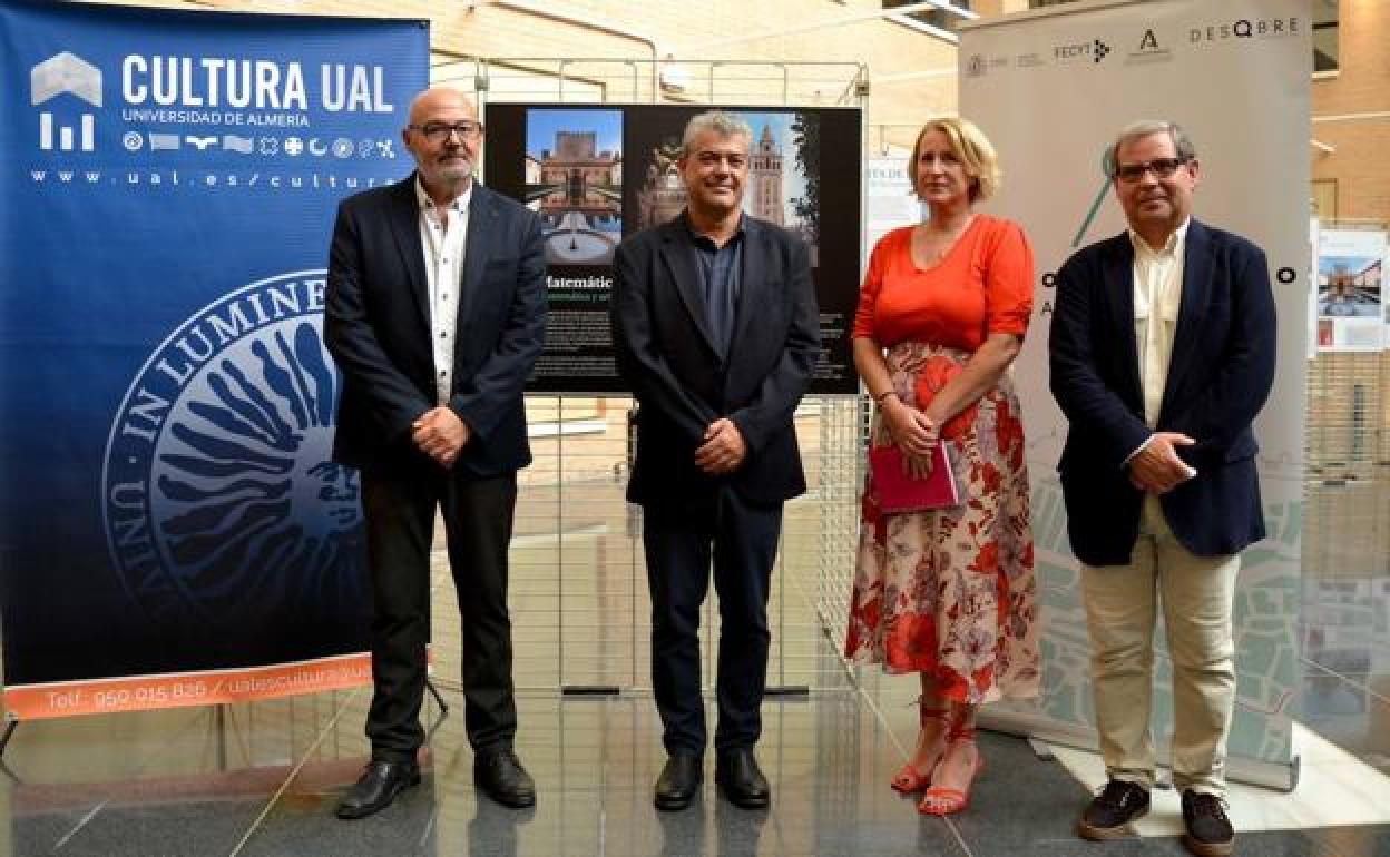 Momento de la inauguración de la muestra 'Paseo matemático al-Ándalus', en la UAL. 