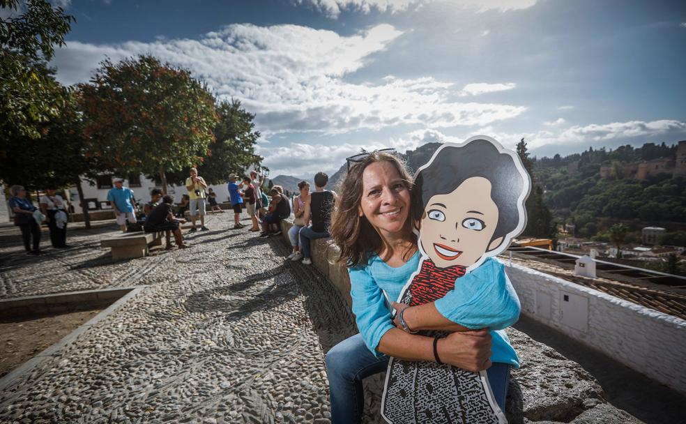 Margarita Marín abraza a su personaje, Conchita, en el MIrador de San NIcolás.