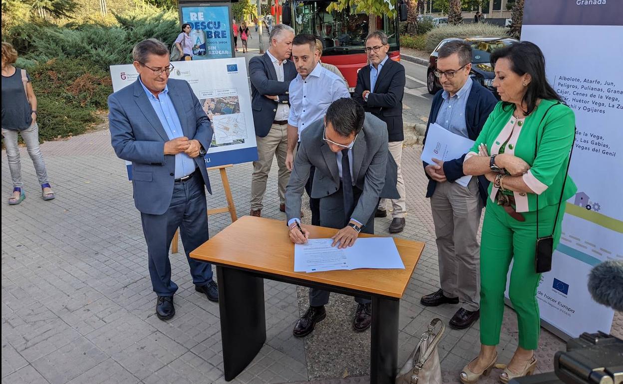 Obras en Granada: Ayuntamiento y Diputación firman el acta para la construcción de una rotonda en Chana