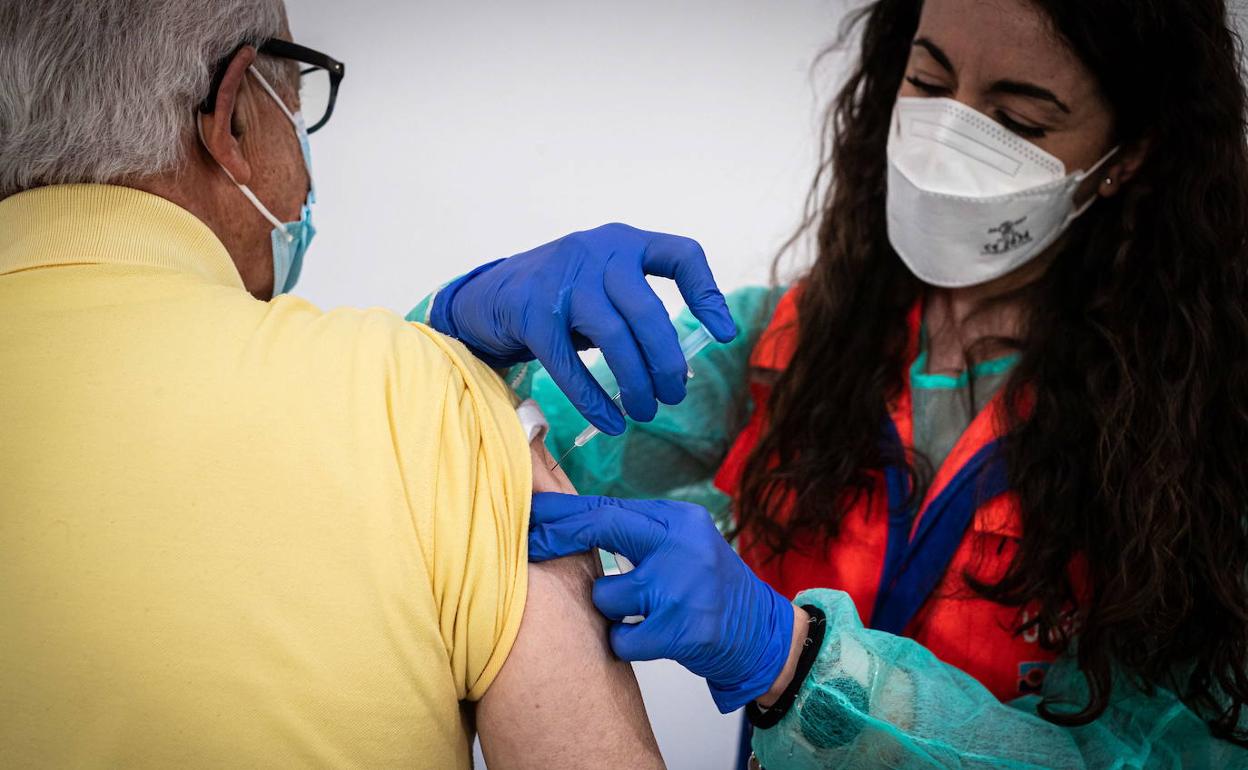 Una persona recibe la vacuna en Granada. 