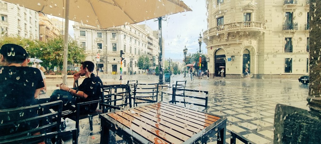 Gotas de lluvia sobre el escaparate de un negocio de Puerta Real al inicio de Recogidas.