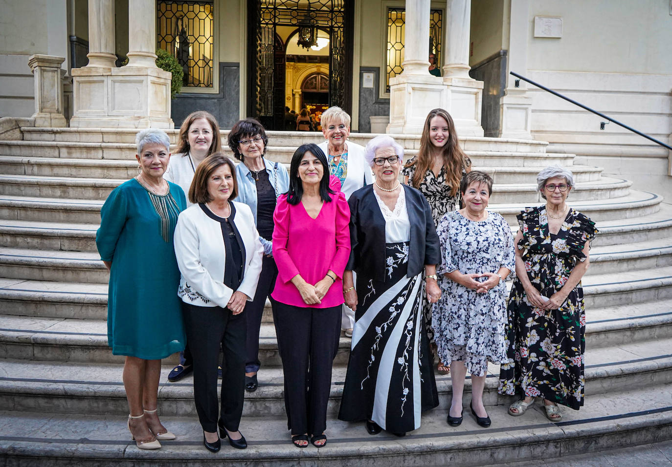 De izq. a dcha., en primera fila, Inmaculada Fuentes, María José Sánchez, Inmaculada López, Ana Ávila, Enriqueta Barranco y María Castellano; en la segunda, Remedios Sánchez, Ángeles Mora, Remedios Murillo y la nieta de Elena Morón. 