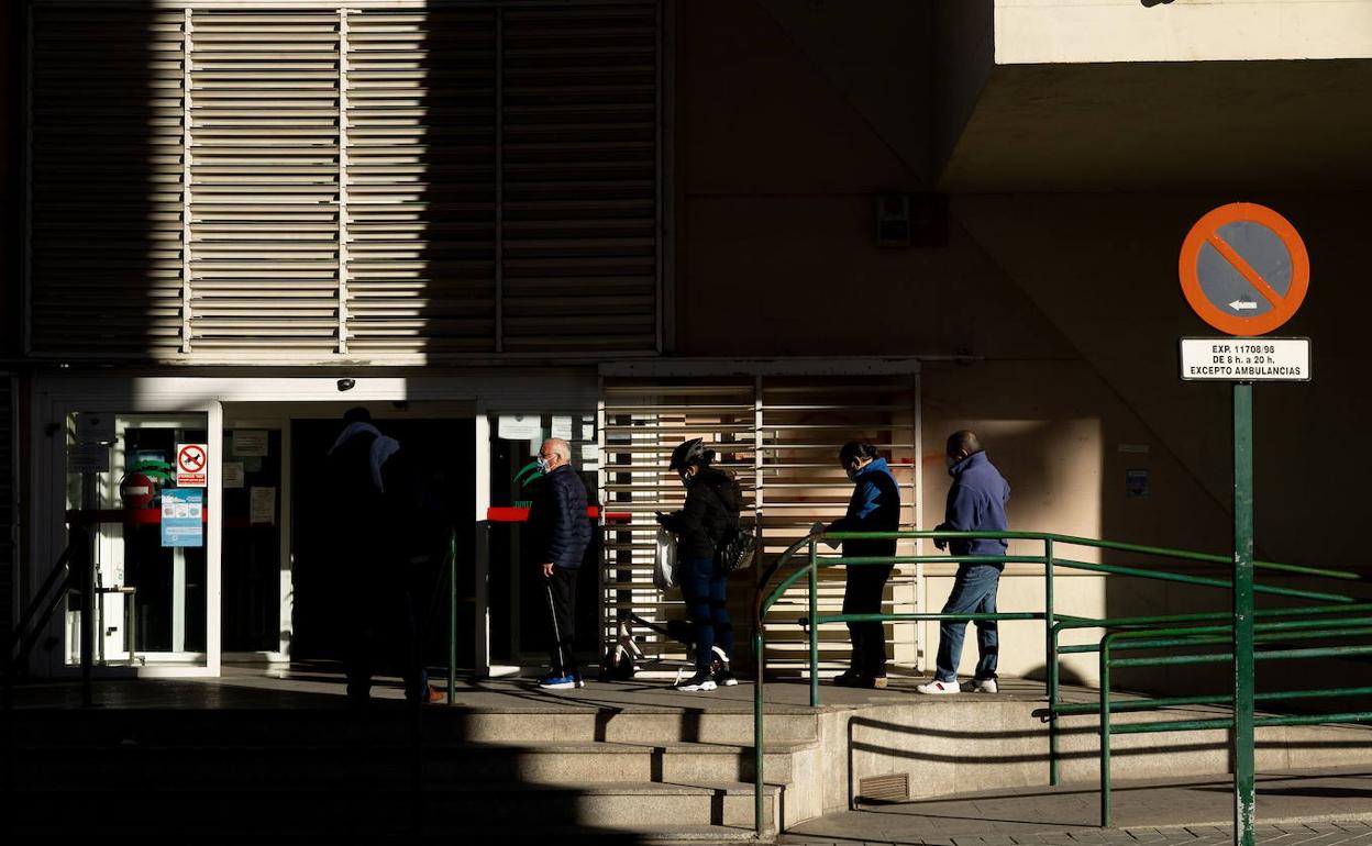 Entrada de un centro de salud de Granada. 