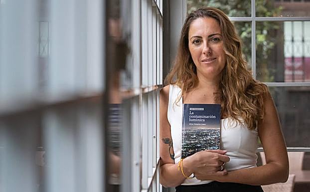Alicia Pelegrina con su libro '¿Qué sabemos de la contaminación lumínica?'. 