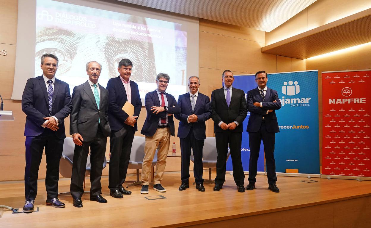 Foto de familia de los ponentes y organizadores participantes en el foro. 