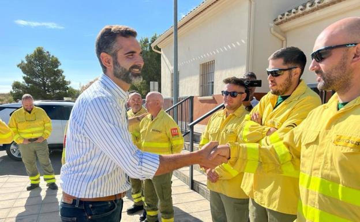 Pacheco, saludando al personal. 