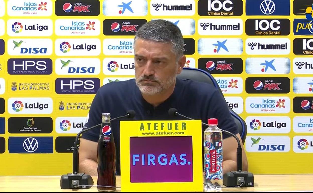 García Pimienta escucha serio y con atención una pregunta. 