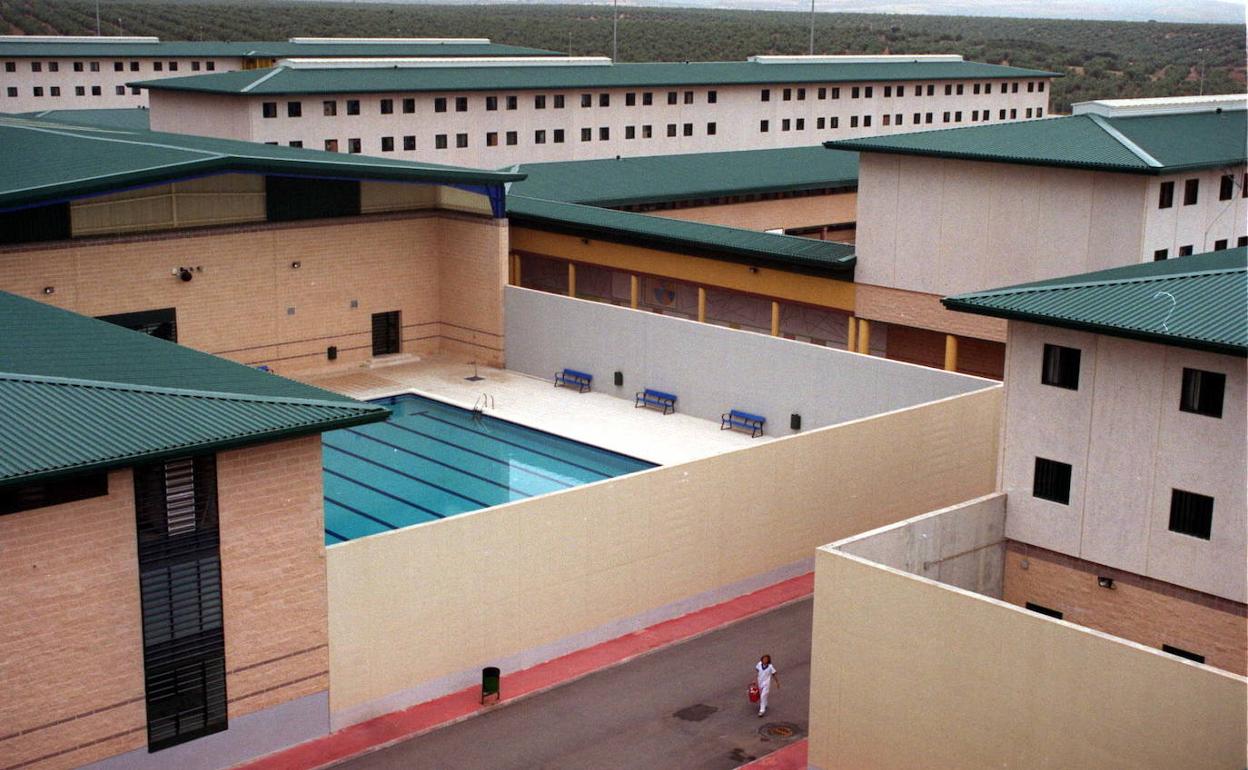 Vista de distintas dependencias de la cárcel de Granada.