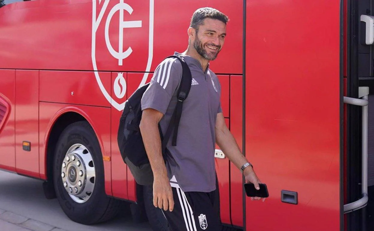 Jorge Molina, en la salida del equipo desde la Ciudad Deportiva al aeropuerto. 