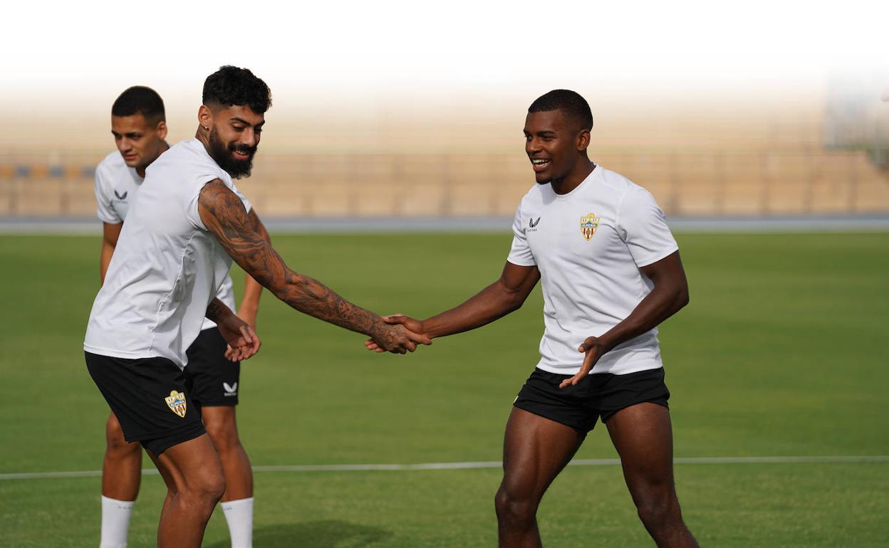 Samú Costa (izquierda) recibe el 'saludo' de Sergio Akieme.