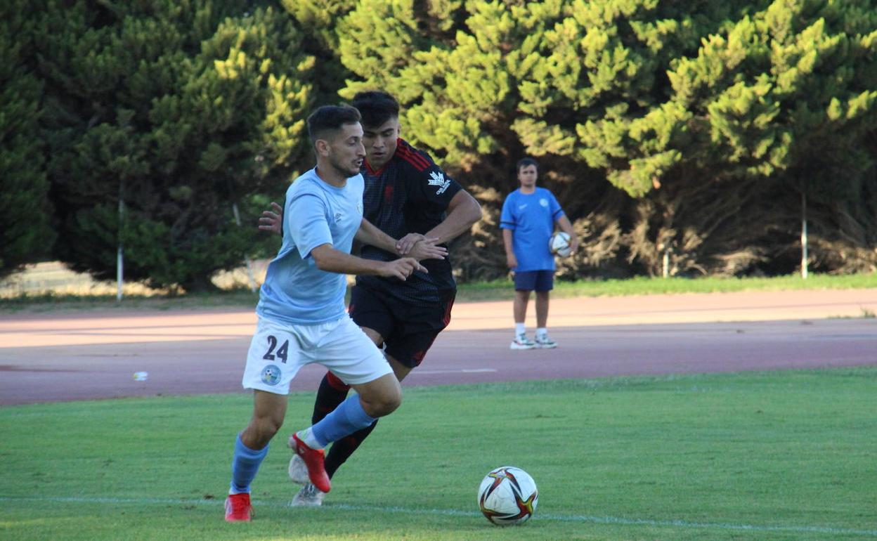 Juanjo Argüez conduce el balón en el último amistoso ante el Recreativo. 