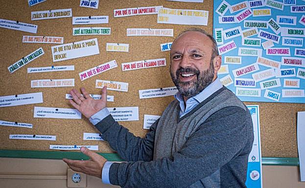 Mingorance, con algunas de las preguntas que lanzan a los usuarios de Proyecto Hombre. 