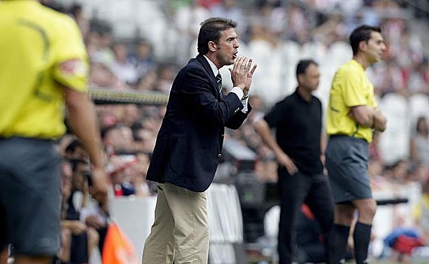 Imagen principal - El Almería de Arconada (arriba) sumaba once puntos en la sexta jornada; sería destituido en la 16ª al perder en El Molinón. El Rubi (abajo-izquierda) lleva dos duelos ante equipos de Champions, como el de Emery. Francisco (abajo-derecha) sumaba ocho en el último descenso, destituido, el equipo descendió. 