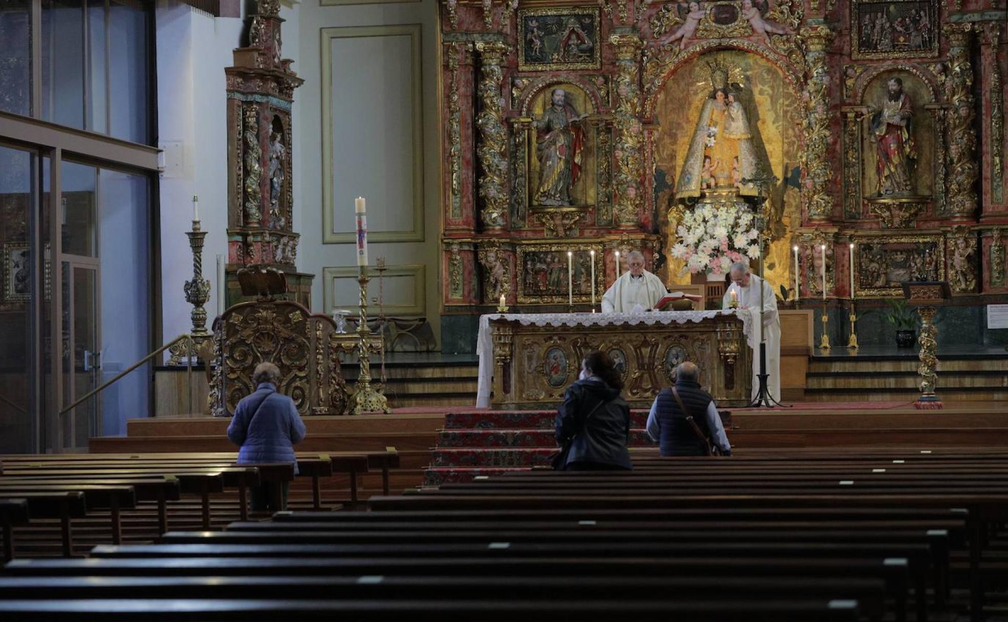 Una iglesia semivacía en plena eucaristía.