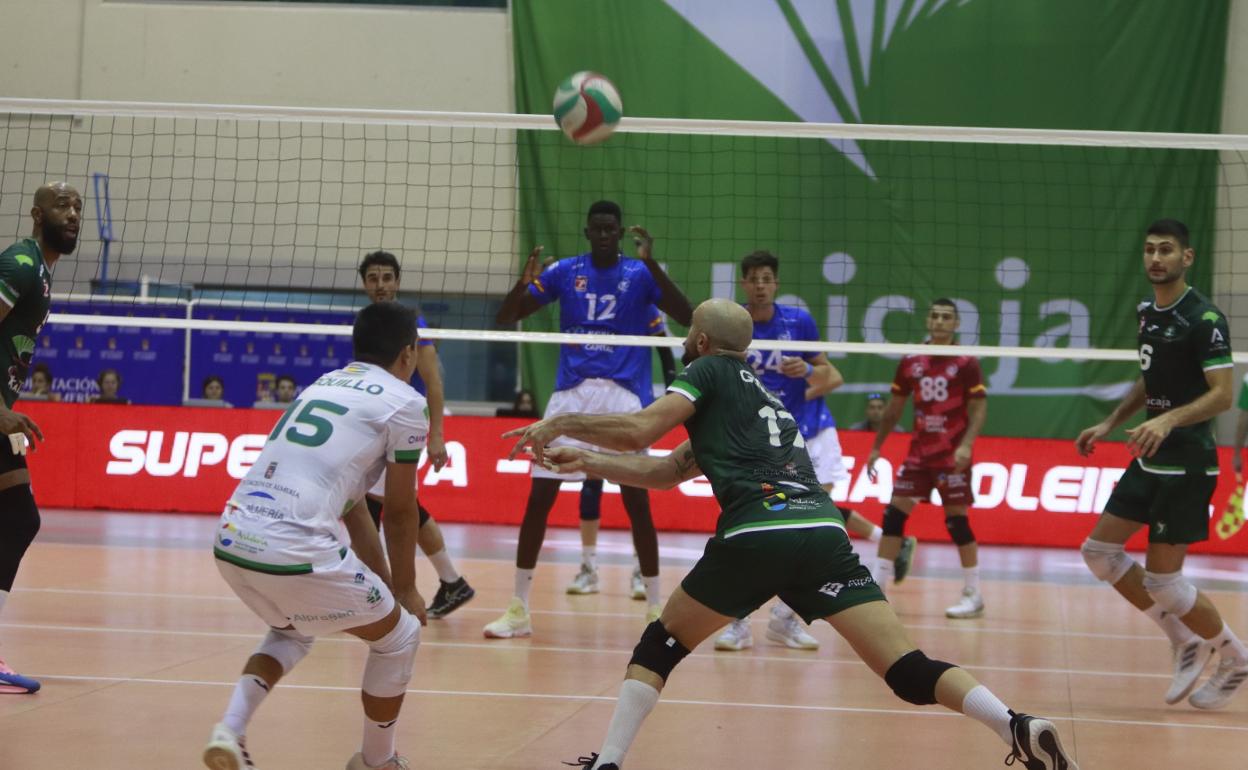 Paquillo Fernández y Chema Giménez en funciones de recepción, en un partido complicado en ese fundamento.